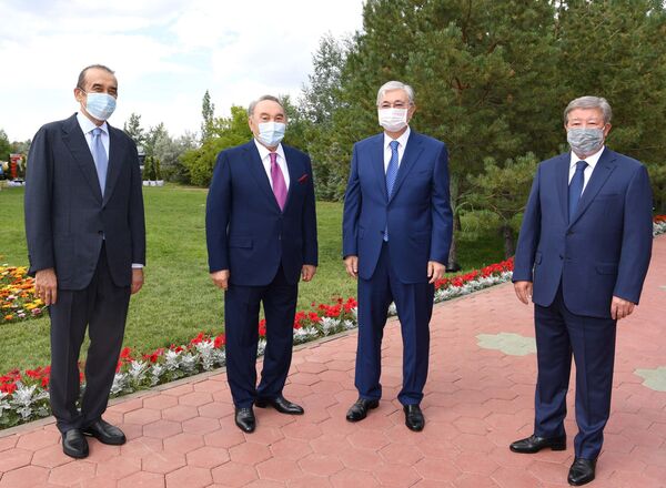 С цветами и в масках: Токаев поздравил Назарбаева с юбилеем С цветами и в масках: Токаев поздравил Назарбаева с юбилеем - Sputnik Казахстан