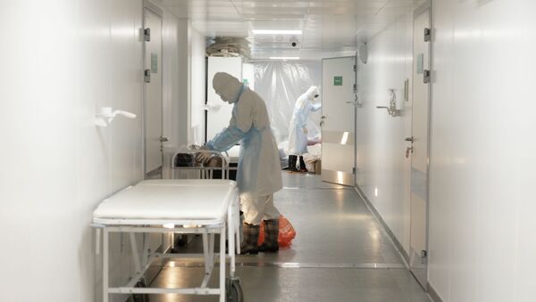 Медики проводят дезинфекцию в госпитале, архивное фото - Sputnik Казахстан