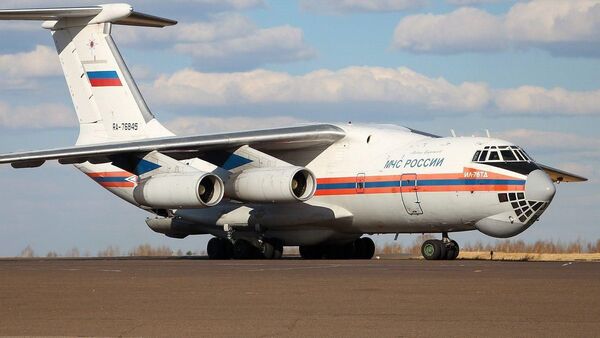 Самолет МЧС России доставил гуманитарную помощь - Sputnik Казахстан
