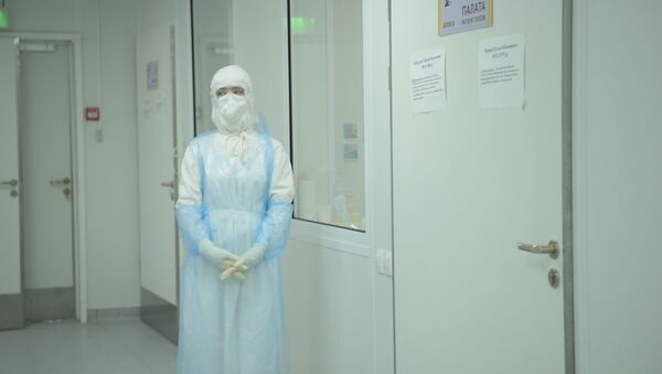 Медик в защитном костюме в больнице с коронавирусом - Sputnik Қазақстан