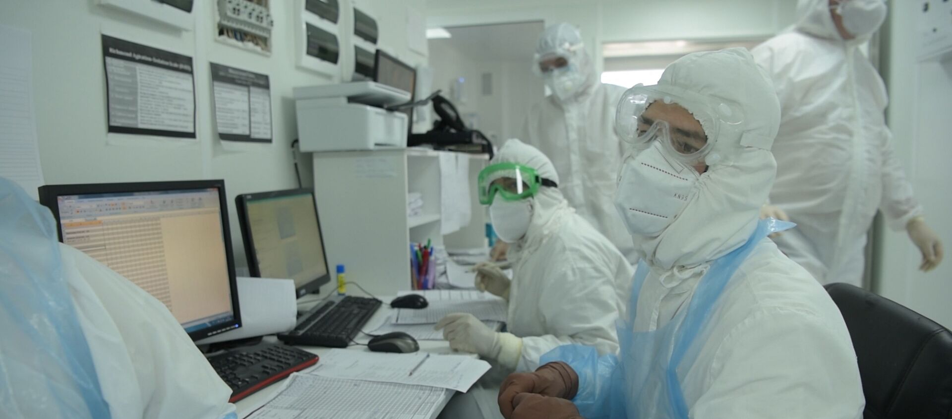 Врачи работают с документами в отделении больницы с коронавирусом в Нур-Султане - Sputnik Казахстан, 1920, 27.11.2020