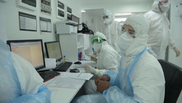 Врачи работают с документами в отделении больницы с коронавирусом в Нур-Султане - Sputnik Казахстан