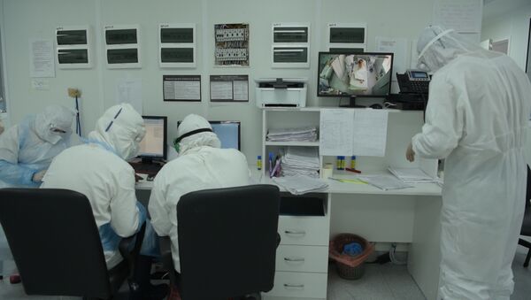 Врачи работают с документами в отделении интенсивной терапии в Нур-Султане - Sputnik Қазақстан