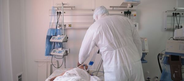 Врач в палате отделения реанимации в больнице с коронавирусом в Нур-Султане - Sputnik Казахстан