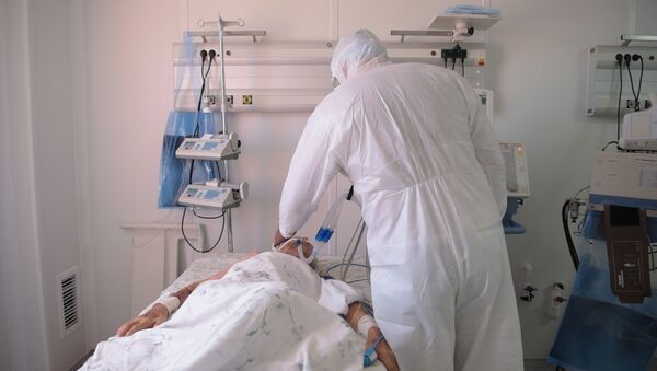 Врач в палате отделения реанимации в больнице с коронавирусом в Нур-Султане - Sputnik Казахстан