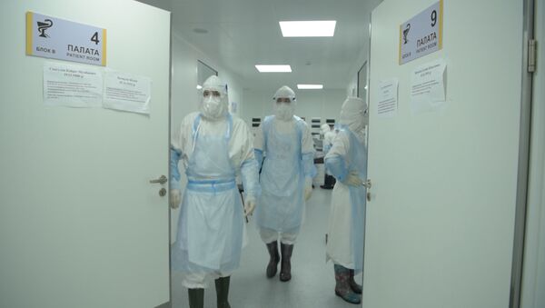 Врачи в коридоре отделения интенсивной терапии в больнице с коронавирусом  в Нур-Султане - Sputnik Казахстан