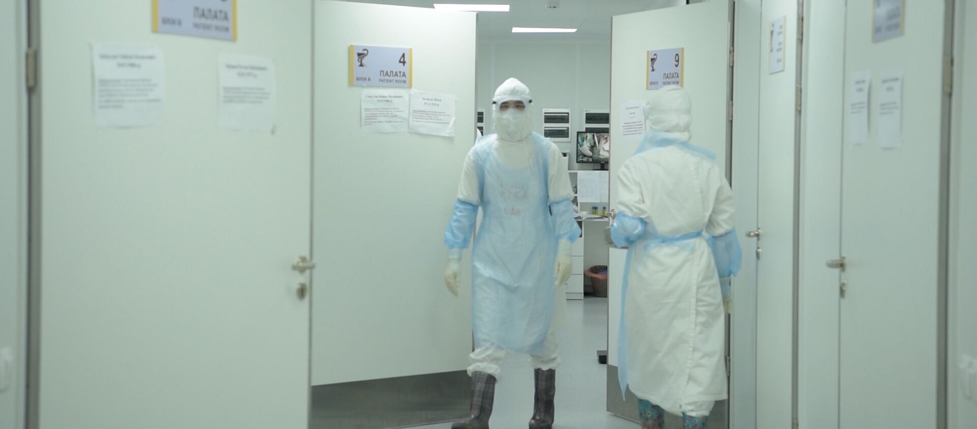 Врачи в защитных костюмах в отделении интенсивной терапии в больнице с коронавирусом в Нур-Султане - Sputnik Казахстан, 1920, 25.03.2021