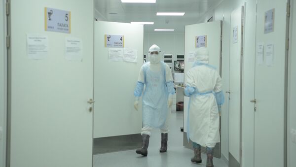 Врачи в защитных костюмах в отделении интенсивной терапии в больнице с коронавирусом в Нур-Султане - Sputnik Қазақстан
