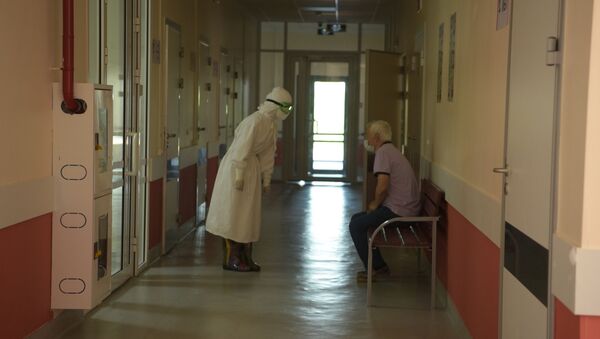 Врач беседует с пациентом в больнице с коронавирусом в Нур-Султане - Sputnik Қазақстан