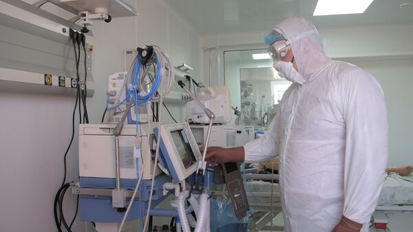 Врач в защитном костюме в палате интенсивной терапии в Нур-Султане  - Sputnik Казахстан