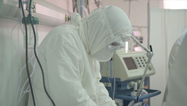Врач в защитном костюме в больнице с коронавирусом в Нур-Султане - Sputnik Қазақстан
