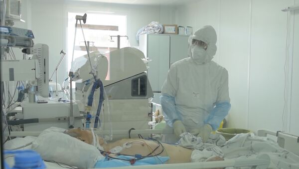 Врач в защитном костюме в палате интенсивной терапии в больнице с коронавирусом в Нур-Султане - Sputnik Казахстан