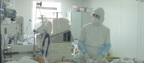 Врач в защитном костюме в палате интенсивной терапии в больнице с коронавирусом в Нур-Султане - Sputnik Казахстан