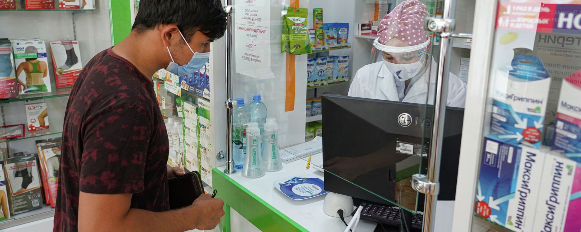 Мужчина в маске покупает лекарства в аптеке  - Sputnik Казахстан, 1920, 04.08.2022