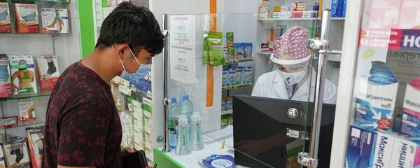 Мужчина покупает лекарства в аптеке, архивное фото - Sputnik Казахстан