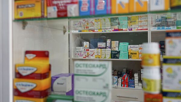 Полки с лекарствами в аптеке  - Sputnik Казахстан