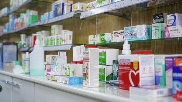 Полки с лекарствами в аптеке  - Sputnik Казахстан