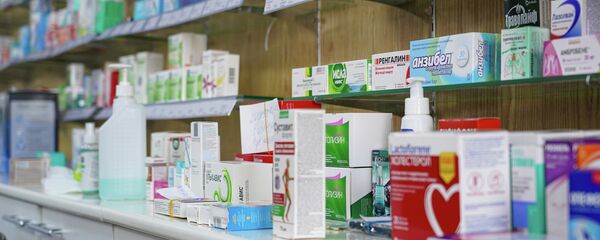 Полки с лекарствами в аптеке  - Sputnik Казахстан