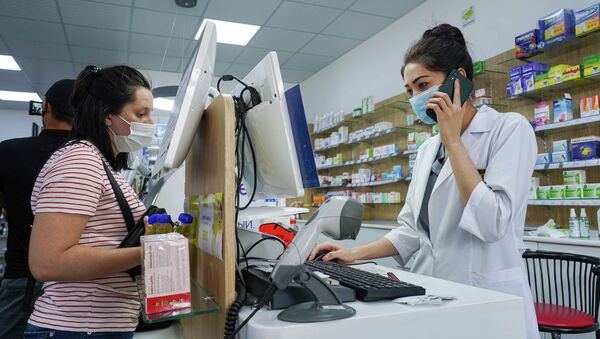Сотрудник аптеки работает с покупателями  - Sputnik Казахстан