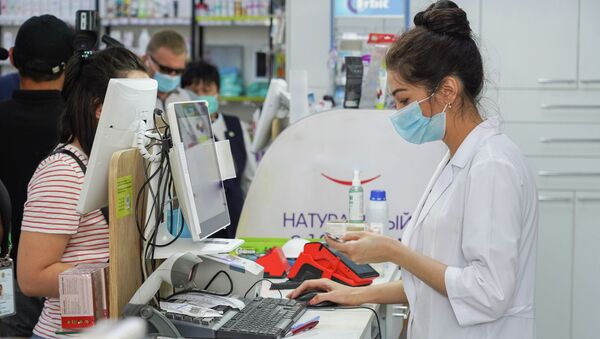 Сотрудник аптеки в маске работает с покупателями  - Sputnik Казахстан