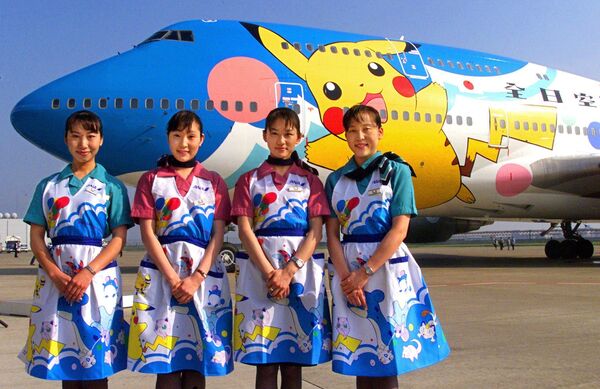 Стюардессы японской авиакомпании All Nippon Airways напротив самолета Pokemon (Pocket Monsters), 1999 год - Sputnik Казахстан