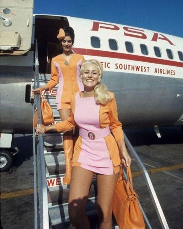 Стюардессы авиакомпании Pacific Southwest Airlines в 1960 годах  - Sputnik Казахстан