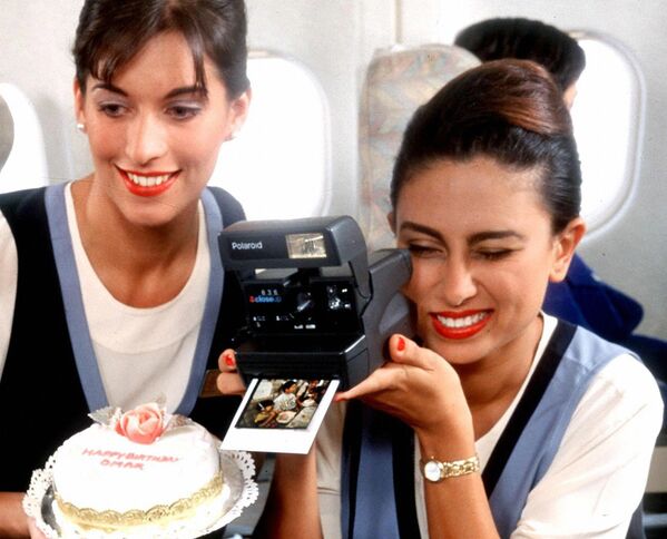 Бортпроводницы авиакомпании United Arab Emirates во время празднования дня рождения ребенка на борту самолета, 1997 год  - Sputnik Казахстан