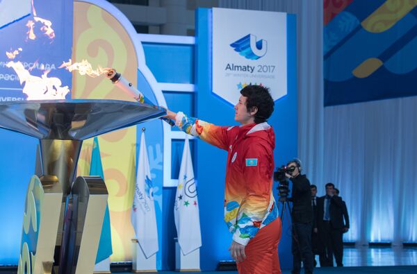 Игрок Барыса и сборной Казахстана Мадияр Ибрайбеков зажег первый из 16 факелов эстафеты огня 28-й Всемирной зимней Универсиады-2017 - Sputnik Казахстан