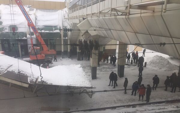 Разбор рухнувшей конструкции на ж/д вокзале Астаны - Sputnik Казахстан