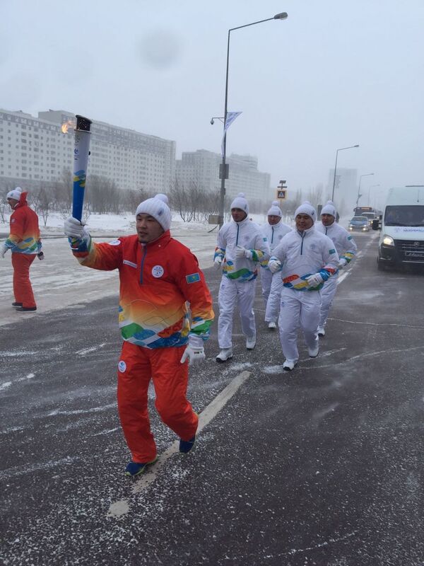Чемпион Казахстана Нурлыхан Садвакасов  во время эстафеты огня Универсиады-2017 в Астане - Sputnik Казахстан