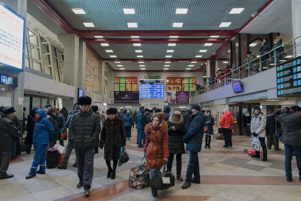 Пассажиры в здании вокзала Астаны - Sputnik Казахстан