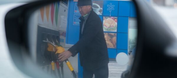 Вид автозаправочной станции в зеркале автомобиля Вид автозаправочной станции в зеркале автомобиля - Sputnik Казахстан