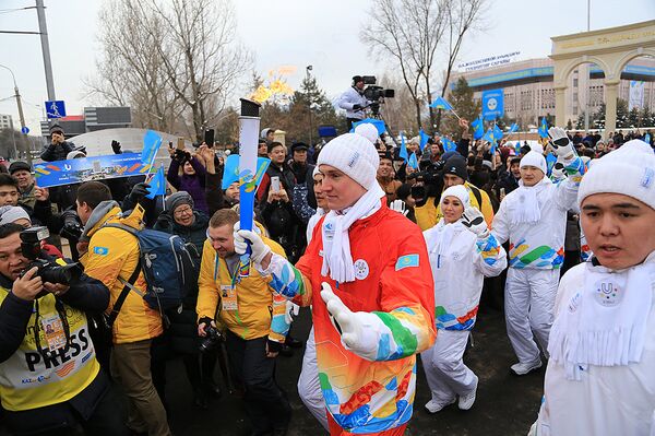 Олимпийский чемпион Дмитрий Баландин на эстафете огня зимней Универсиады-2017 в Алматы - Sputnik Казахстан