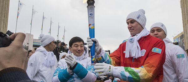 Олимпийский чемпион Дмитрий Баландин на зажжении огня Универсиады - Sputnik Казахстан