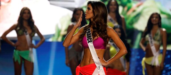 Мисс Франция Iris Mittenaere шлет воздушный поцелуй во время соревнований в купальниках - Sputnik Казахстан