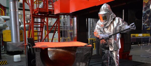 Архивное фото рабочего , устанавливающего заготовку для изделия в пресс на заводе Архивное фото рабочего , устанавливающего заготовку для изделия в пресс на заводе - Sputnik Казахстан