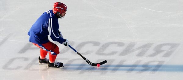 Архивное фото игрока сборной России перед началом финального матча чемпионата мира по хоккею с мячом - Sputnik Казахстан