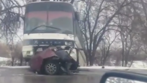 Иномарку разорвало надвое при столкновении с автобусом на Кульджинском тракте - Sputnik Казахстан