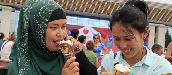 Люди с мороженым. Архивное фото Люди с мороженым. Архивное фото - Sputnik Казахстан