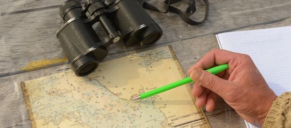 Бинокль и карта. Архивное фото - Sputnik Казахстан
