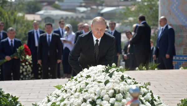 Президент РФ Владимир Путин на церемонии возложения цветов к могиле первого президента Узбекистана Ислама Каримова - Sputnik Казахстан
