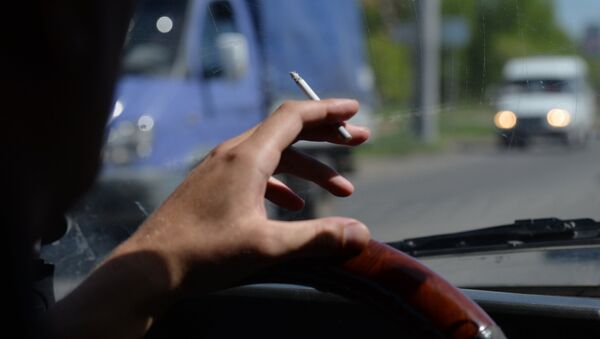 Водитель курит за рулем - Sputnik Казахстан