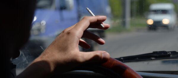 Водитель курит за рулем - Sputnik Казахстан