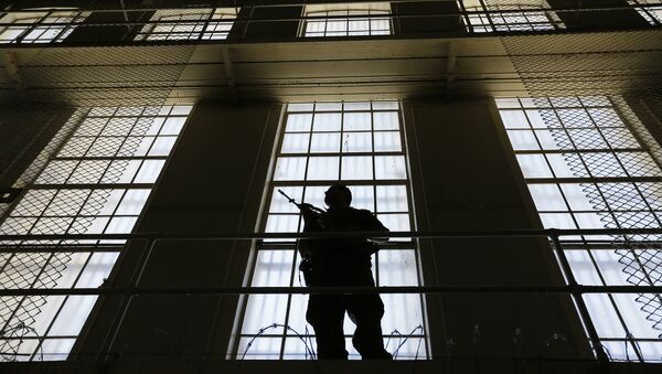Охранник следит за блоком смертников в гостюрьме в Сан-Квентине (США, Калифорния) - Sputnik Казахстан