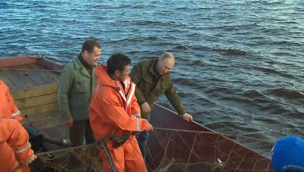 Путин и Медведев прошли на катере по озеру Ильмень и отведали рыбацкой ухи - Sputnik Қазақстан