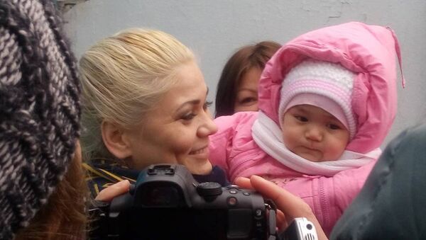 Наталья Слекишина с ребенком выходит из тюрьмы - Sputnik Казахстан