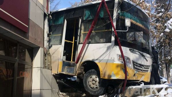 Автобус врезался в здание в Шымкенте - Sputnik Казахстан