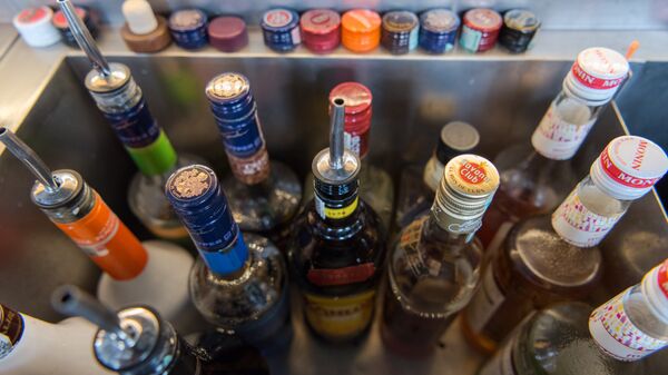 Алкогольная продукция в баре - Sputnik Казахстан