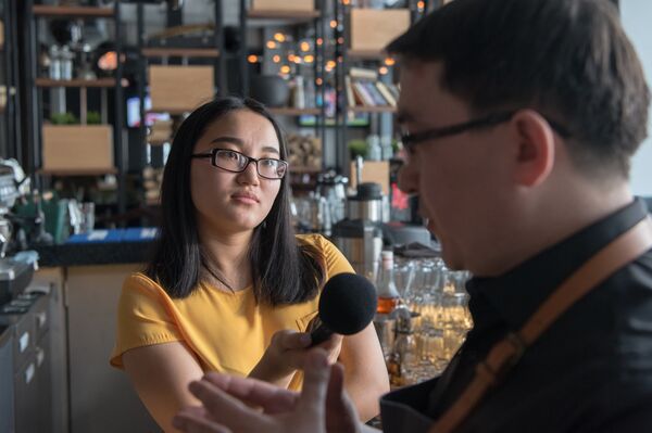 Бармен Канат Хасенов открывает секреты мастерства корреспонденту Sputnik Казахстан - Sputnik Казахстан