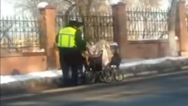 Полицейский в Шымкенте помог пожилому человеку - Sputnik Казахстан
